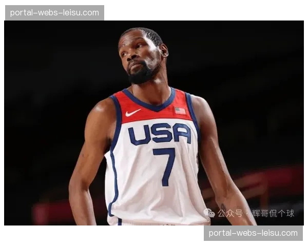 特写:太阳队替补席,杜兰特在暂停期间与队友沟通无球跑动接球即投的时机。