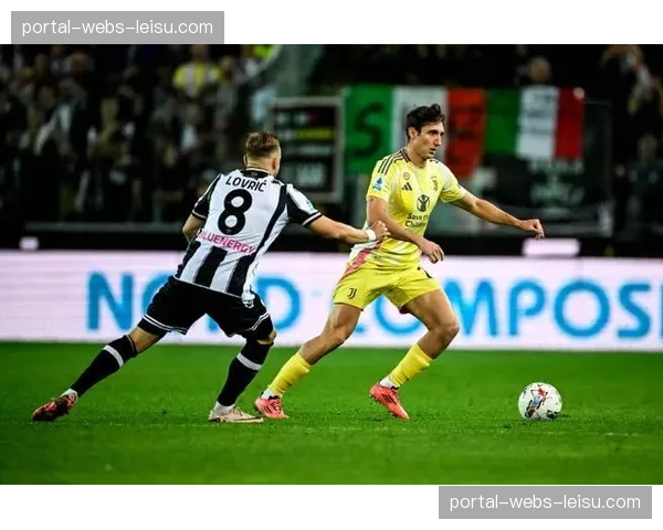 特写:尤文图斯队长达尼洛赛后独自向南看台致意,传闻其赛季末离队 特写:尤文图斯队长达尼洛赛后独自向南看台致意,传闻其赛季末离队